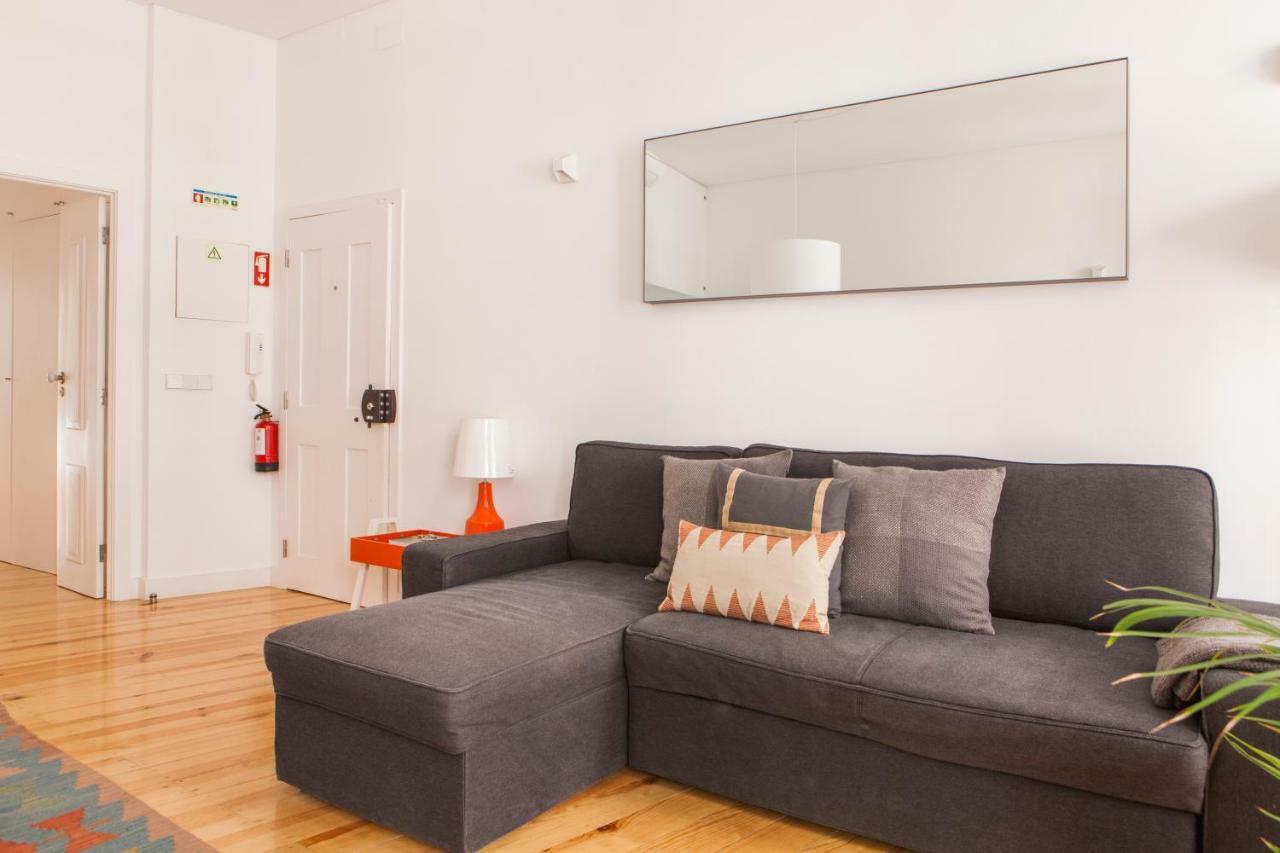 Cozy 1St Floor Flat Central Chiado District With Balconies And Ac 19Th Century Building Lisboa Kültér fotó